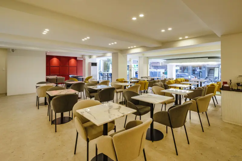 넓은 홀과 대리석 테이블이 돋보이는 모던 카페